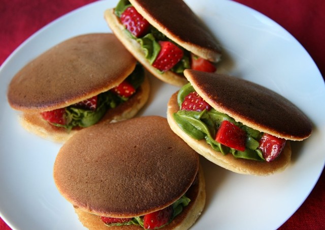 Món bánh Dorayaki nổi tiếng là món ăn yêu thích của chú mèo máy Doreamon. Ngay khi du nhập vào Việt Nam món bánh này luôn gây sốt.